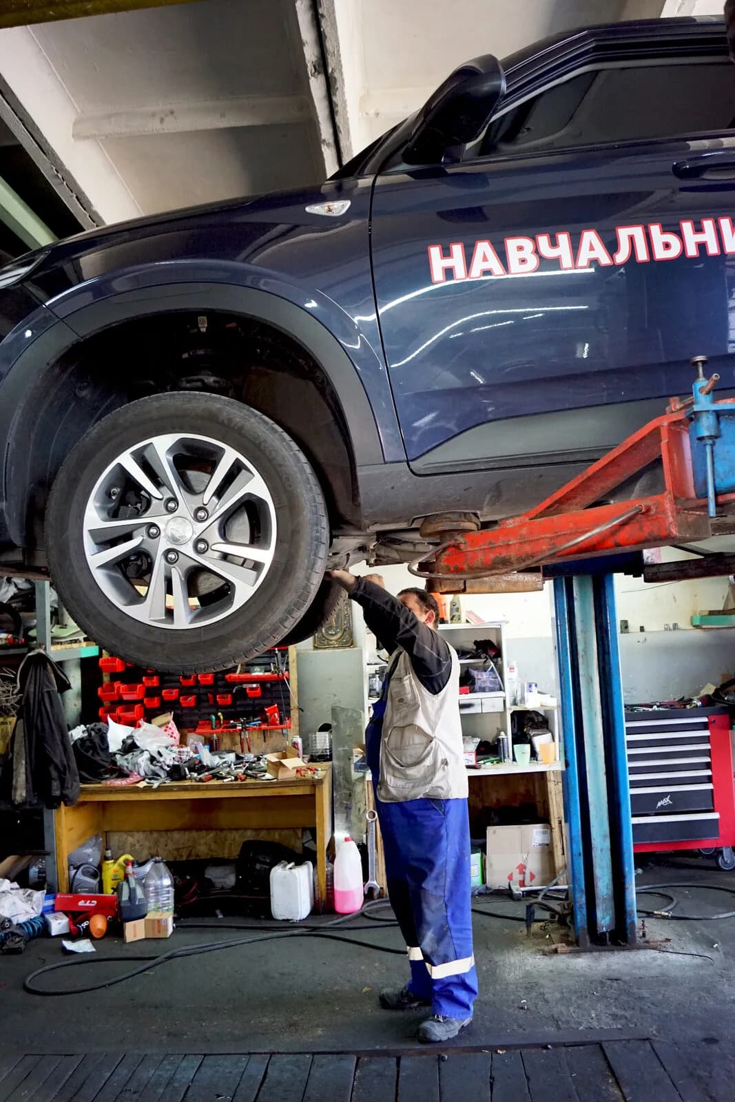 Автомобіль на підйомнику в навчальній дільниці